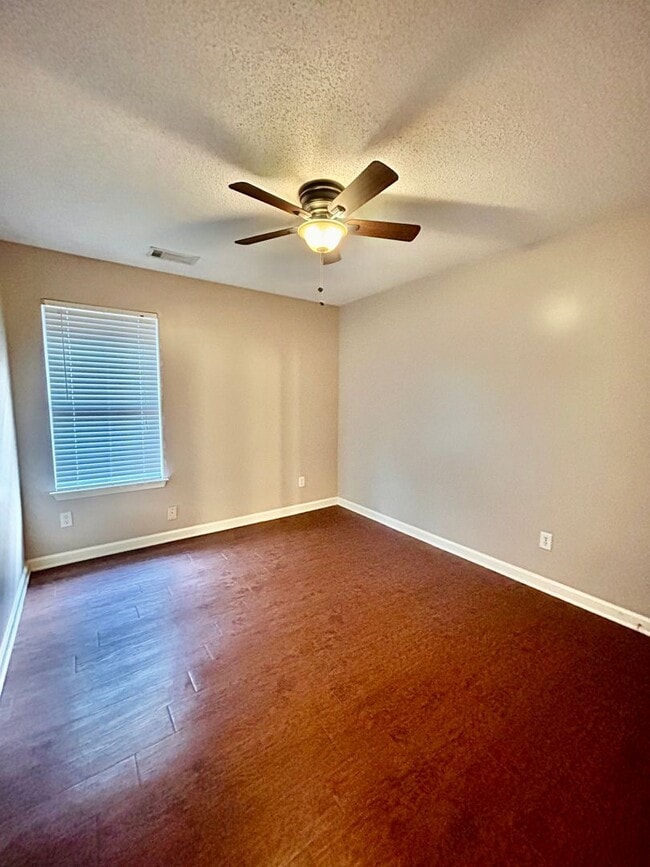 Building Photo - Beautiful 3 Bedroom, 2 Bath Home – Freshly Updated & Move-In Ready!