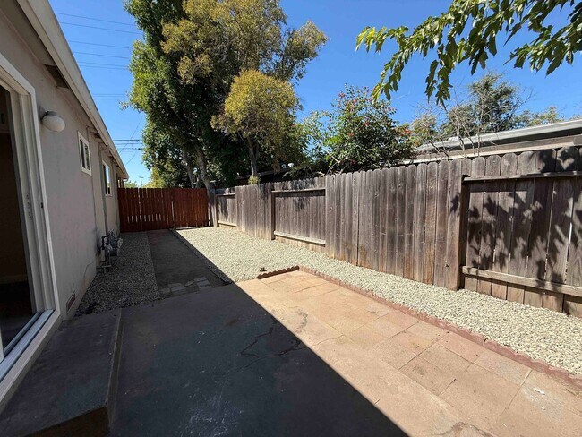 Building Photo - Great 2 Bedroom Duplex
