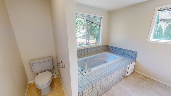 Building Photo - Prime Mountain Park Location! Minutes to D...