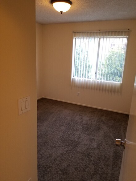 Building Photo - 2521 W Sunflower Ave