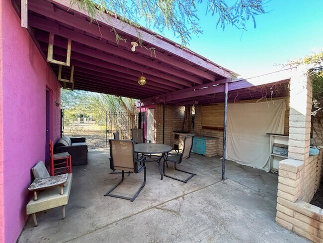 Building Photo - 2 bedrooms-1 bath - on 4th Ave