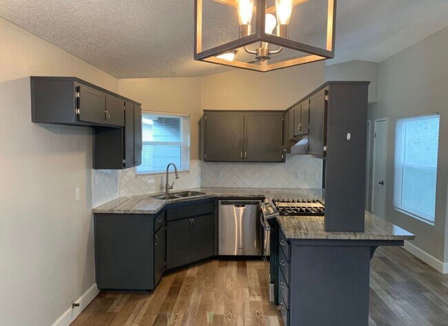 Building Photo - For Rent. Beautiful 3Bedroom, 2 Bathroom Home in Northeast Visalia