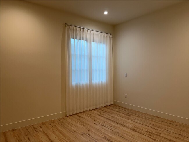 Building Photo - 53 W Wistaria Ave