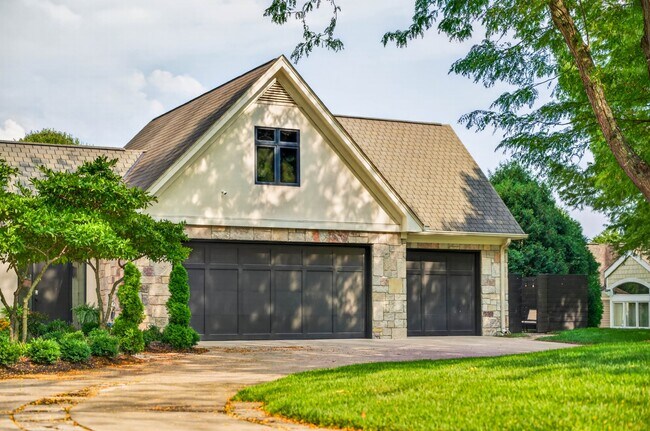 Building Photo - 3625 Woodside Dr