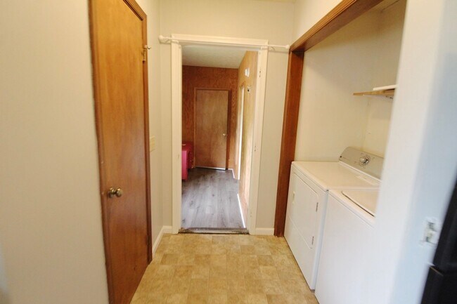 Building Photo - 706 Greenbriar Dr