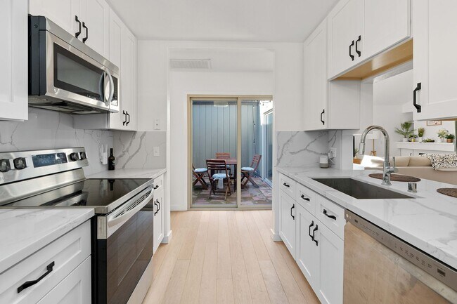 Building Photo - Spacious 2 Bed, 2 Bath Condo Near Downtown...