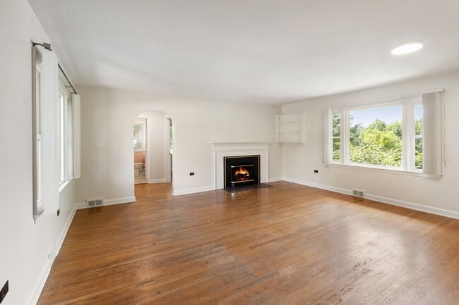 Building Photo - 559 Bailey St