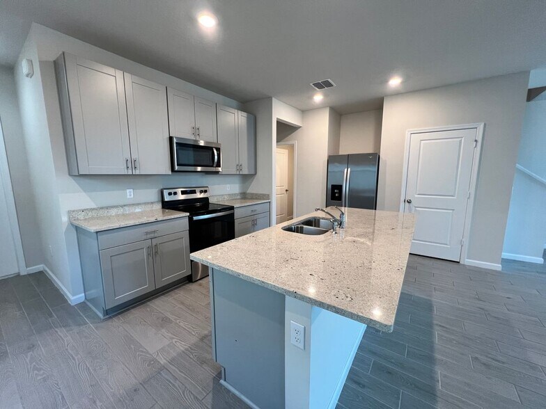 Building Photo - 3916 SE Mentmore Ln