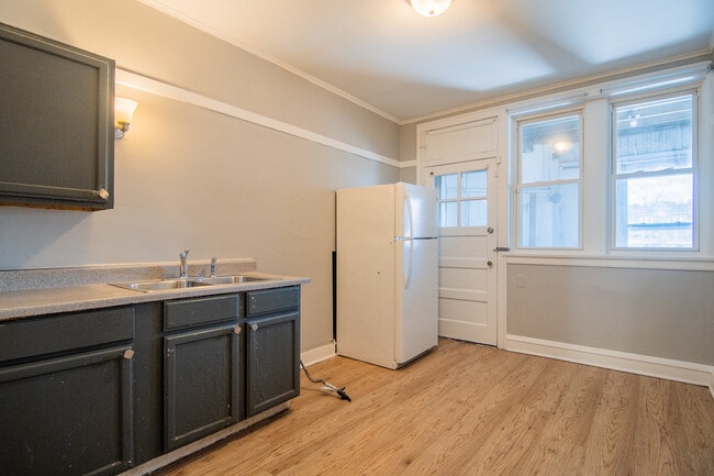 Building Photo - 7841 S Kingston Ave