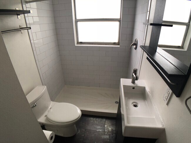 Building Photo - 606 Harwood Street