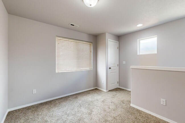 Building Photo - Beautifully maintained 3 bedroom 2.5 bath home