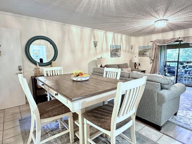 Building Photo - Close to Beach, Shopping, Restaurants!  Fu...