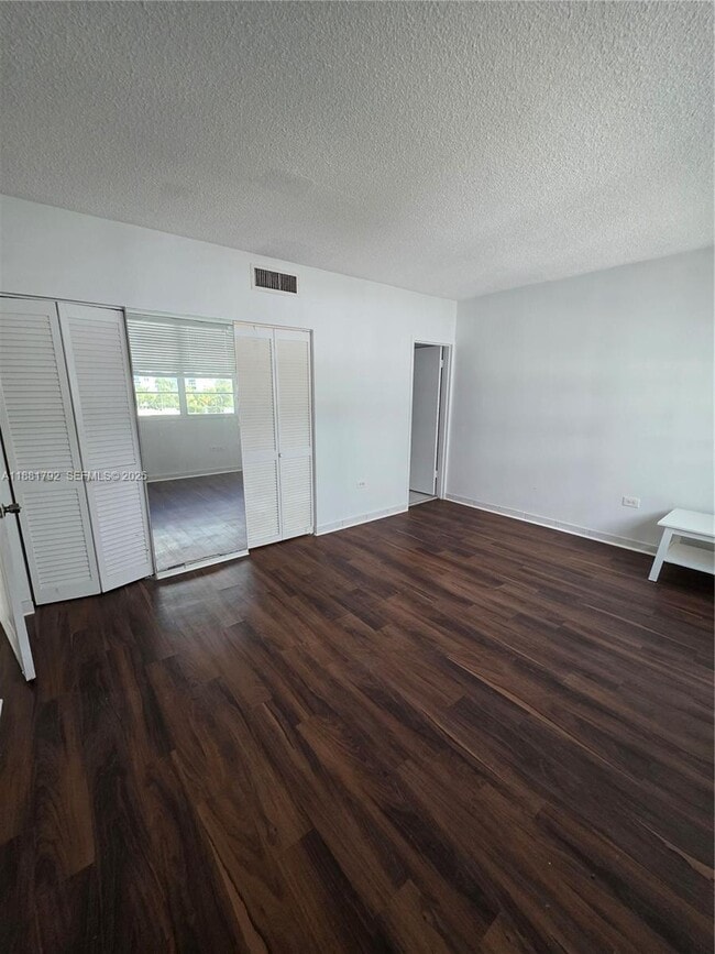 Building Photo - 905 Brickell Bay Dr