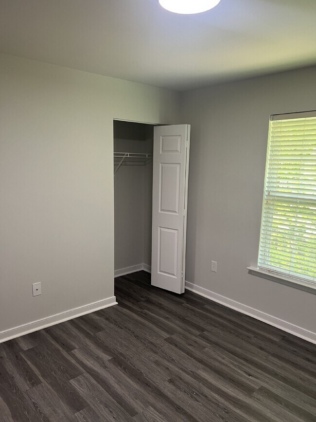 Building Photo - Spacious 6-Bedroom Home with 3 Bathrooms i...