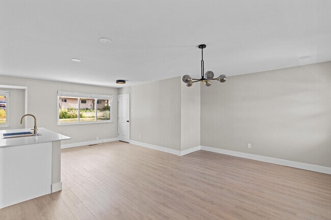 Building Photo - 2180 Glenoro Dr