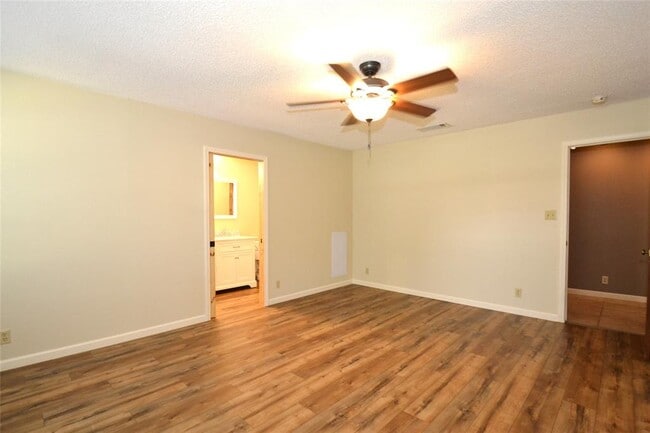 Building Photo - 8833 Tallwood Dr