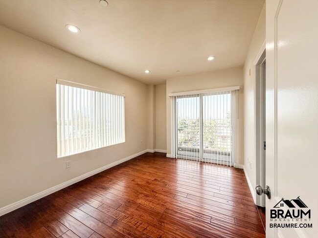 Building Photo - 332 S Virgil Ave