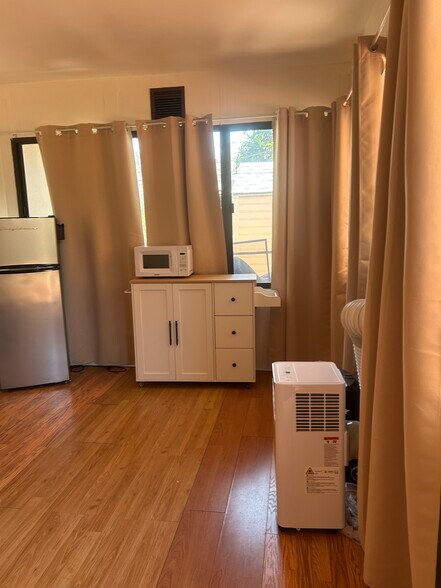 Kitchenette/ living space - 4751 Sunnyslope Ave