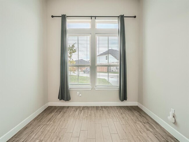 Building Photo - 2800 Sebring Cir