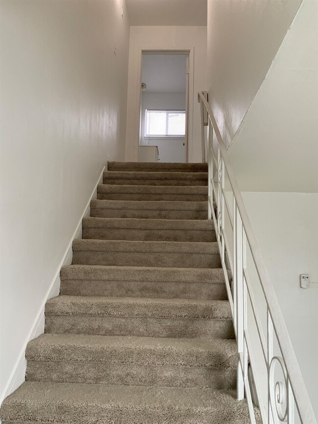 Building Photo - 422 C St