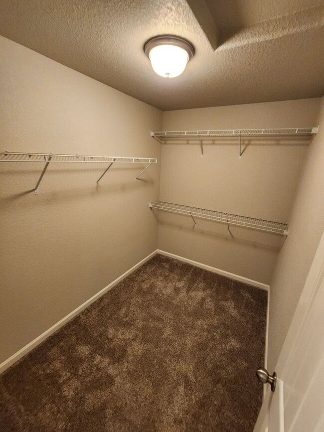 Building Photo - Beautiful Townhome
