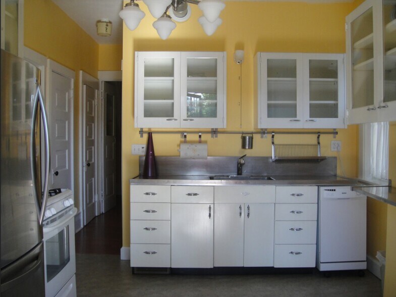 Well lit kitchen with stainless fridge, dishwasher, microwave, gas stove. - 3284 Dawson Street