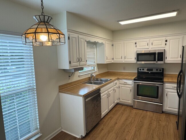Building Photo - 834 Brentwood Pointe
