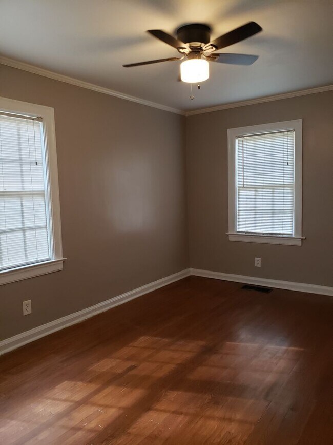 Building Photo - MOVE IN TODAY! Cute 3 bedroom 2 bath locat...