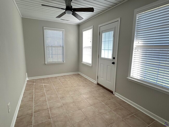 Building Photo - 166 Holly Pointe