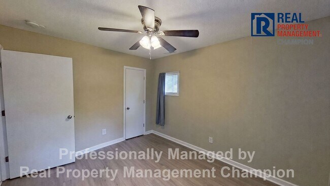 Building Photo - 3 BD/2 BA Home w/Attached Garage on Large Corner Lot w/Fenced Backyard