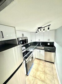 Building Photo - 400 NE 18th Ave