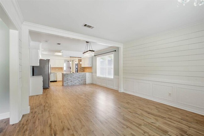 Building Photo - 1302 Dominion Dr