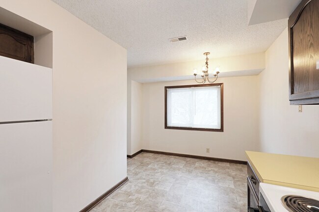 Building Photo - 6011 Queens Dr