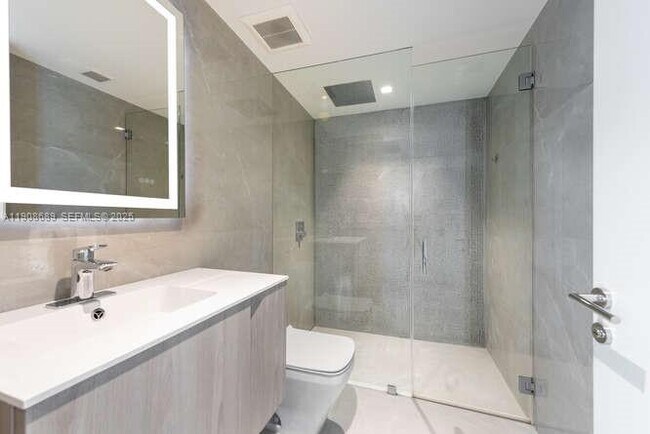 Building Photo - 1325 Bay Dr