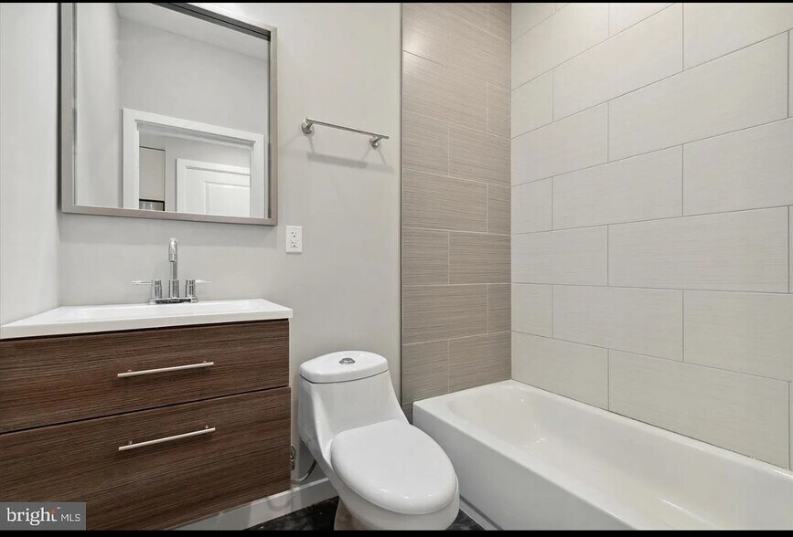Bathroom 2 - 2424 Nicholas St