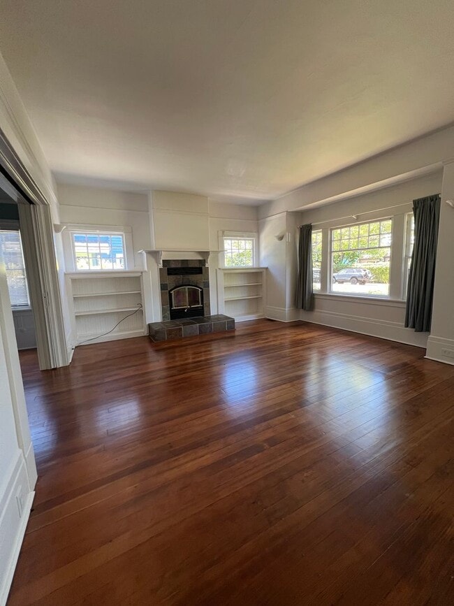 Building Photo - Charming 1910 Craftsman Home – 3BR/2BA + B...