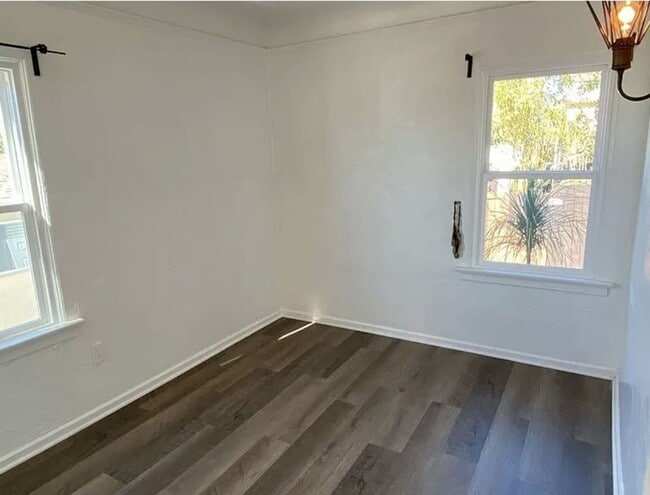Building Photo - Charming 2 Bed, 1 Bath Home with Modern Up...