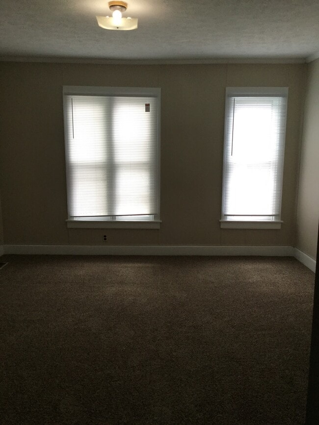 Building Photo - 3 Bedroom, 2 1/2  Bathroom half duplex, $1...