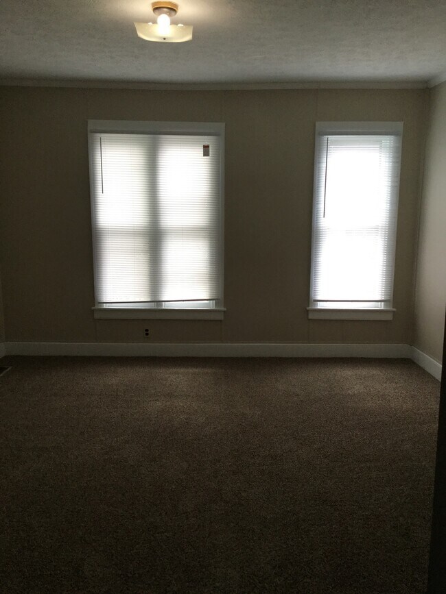 Building Photo - 3 Bedroom, 2 1/2  Bathroom half duplex, $1100 mo - Available December 19