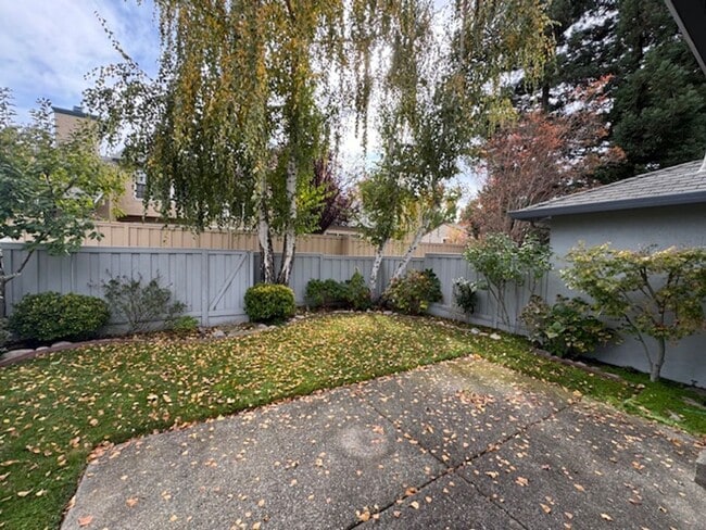 Building Photo - Beautiful 2 bedroom, 2 bath single level t...