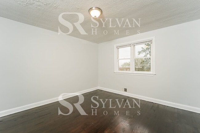 Building Photo - The living is easy in this 4 bedroom, 2 bathroom townhome