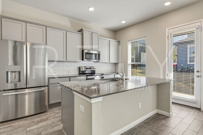 Building Photo - 1015 Vista View Dr