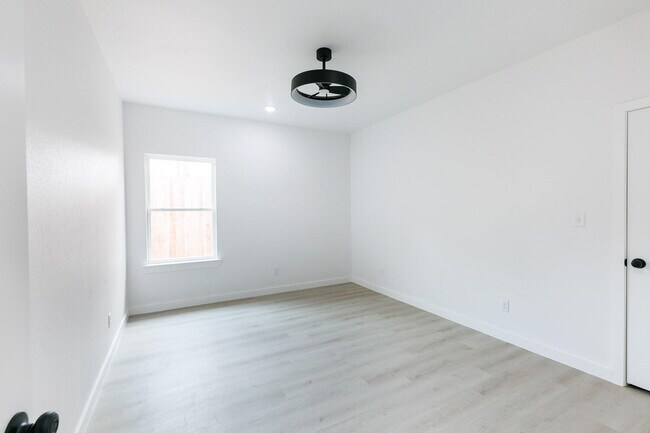 Building Photo - 1704 Elkhart Ave