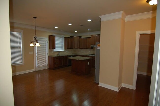 Building Photo - 2145 Manor View
