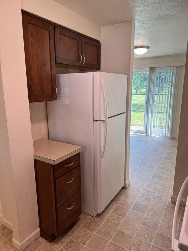 Building Photo - 2 bedroom 1.5 bathroom duplex in Springfield!