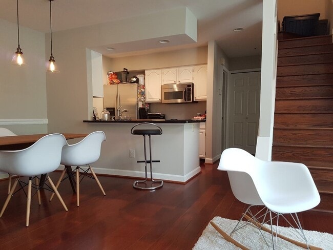 Building Photo - Loft 2BR plus den/2BA condo walking distan...