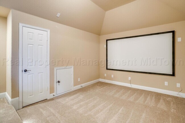 Building Photo - 2911 Pino-