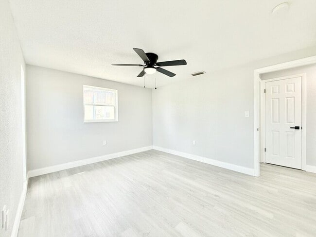 Building Photo - 3250 Coldwell Dr