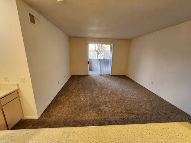 Building Photo - Fantastic, well maintained 2 bedroom condo.