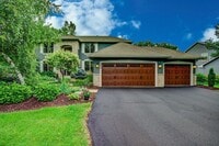 Building Photo - Immaculate 5 Bedroom 4 Bath in Chanhassen - Available August 1st.